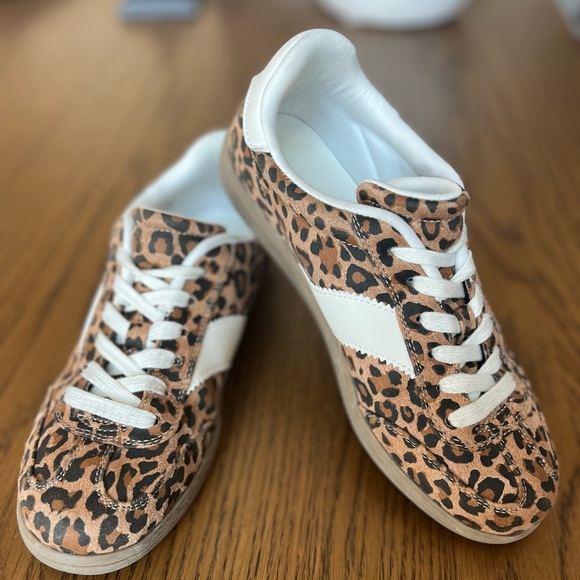 Universal thread cheetah sneakers - Picture 1 of 6